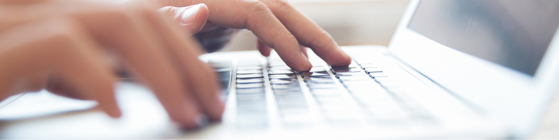 Mains tapant sur le clavier d'un ordinateur portable